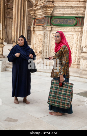 Deux femmes dans la Mosquée Mohammed Ali, Le Caire Egypte Banque D'Images