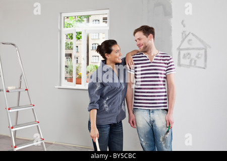 Un jeune homme et femme la rénovation d'un appartement Banque D'Images