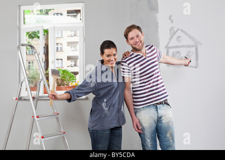 Un jeune homme et femme la rénovation d'un appartement Banque D'Images