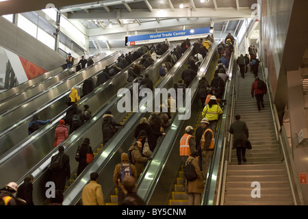 2011 : Escalators au World Trade Center PATH Gare afficher les banlieusards du New Jersey pendant l'heure de pointe du matin. Banque D'Images