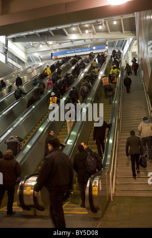 2011 : Escalators au World Trade Center PATH Gare afficher les banlieusards du New Jersey pendant l'heure de pointe du matin. Banque D'Images