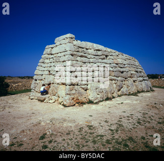 Minorque - Sa Naveta des Tudons megalithic, âge de bronze tombe entre Mahon et Ciutadella Banque D'Images