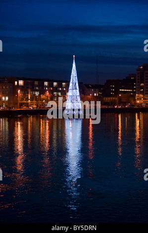 Après la tombée de la ville de Limerick sur le fleuve Shannon avec l'arbre de Noël joliment éclairé. République d'Irlande Banque D'Images