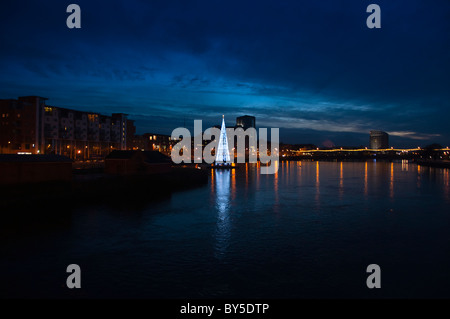 Après la tombée de la ville de Limerick sur le fleuve Shannon avec l'arbre de Noël joliment éclairé. République d'Irlande Banque D'Images