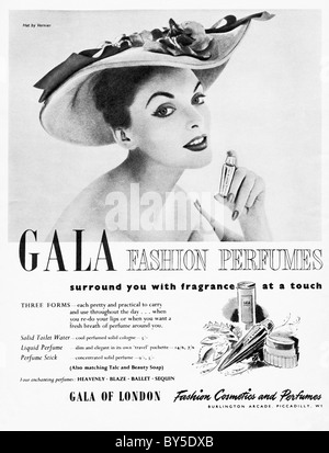 1950 Annonce d'une page de magazine de mode pour les femmes fashion Gala cosmétiques et parfums Banque D'Images