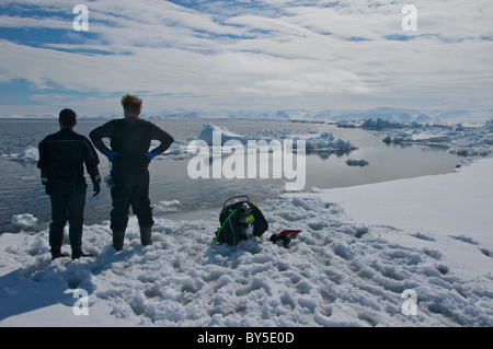 Plongée sous-marine de l'Arctique canadien sur le Floe Edge Pond Inlet, île de Baffin, Nunavut, Canada Banque D'Images