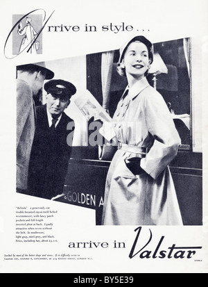 1950 Annonce d'une page dans le magazine de mode pour dames imperméable imperméable Valstar Banque D'Images