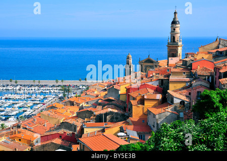 Vue aérienne de la ville de Menton en France avec le port et la Basilique Saint Michel Archange. Région Provence, Banque D'Images