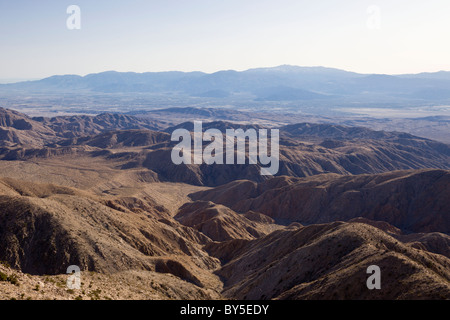 La faille de San Andreas qui traverse la vallée de Coachella vu de l'avis de clé dans Joshua Tree National Park, Californie, USA. Banque D'Images