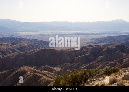 La faille de San Andreas qui traverse la vallée de Coachella vu de l'avis de clé dans Joshua Tree National Park, Californie, USA. Banque D'Images