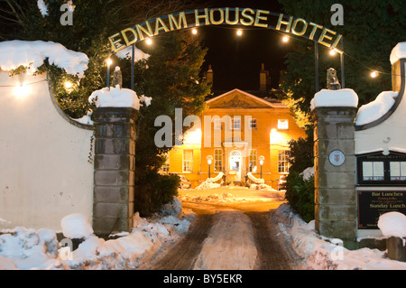 Accueil chaleureux de l'hiver - Georgian mansion Plough Hotel à Kelso, l'Écosse, on a snowy winter Night Banque D'Images