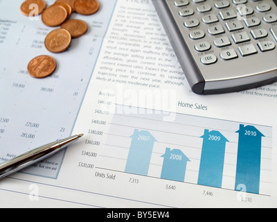 Stylo, pièces de monnaie et sur la calculatrice graphique des ventes Accueil Banque D'Images