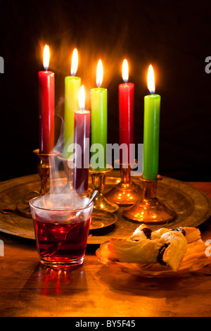 Bougies de Noël et un verre de vin chaud chaud avec Tarte aux prunes Banque D'Images