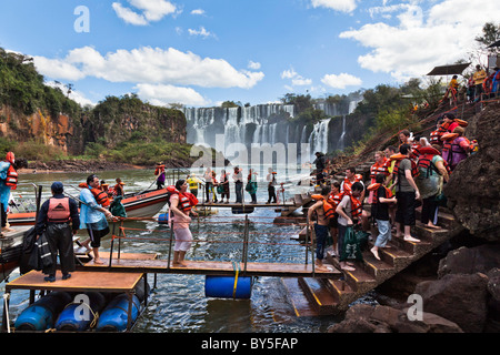 Les touristes l'embarquement des bateaux d'excursion et de quitter le ferry pour l'Ile San Martin dans le parc Iguazu, Misiones, Argentine. Banque D'Images