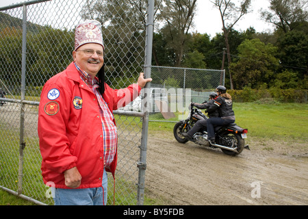 Un heureux Shriner détient la porte au début de l'automne annuel de bienfaisance ride dans Adams, MA Banque D'Images