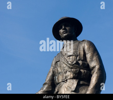 Mémorial de la Première Guerre mondiale statue de soldat à l'extérieur de la cathédrale de Winchester Banque D'Images