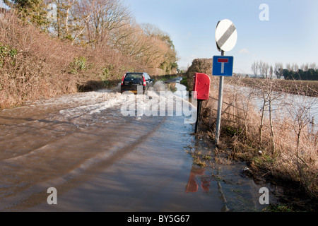 Route inondée, West Sussex, Angleterre Banque D'Images