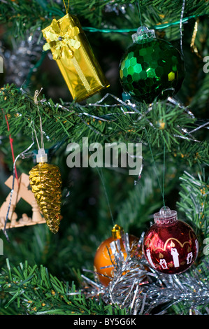 Décorations accrochée à un arbre de Noël Banque D'Images