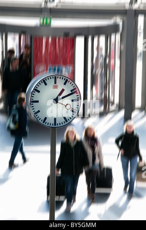 Allemagne, Berlin, Berlin Central Station, Lehrter Bahnhof, les navetteurs et réveil Banque D'Images