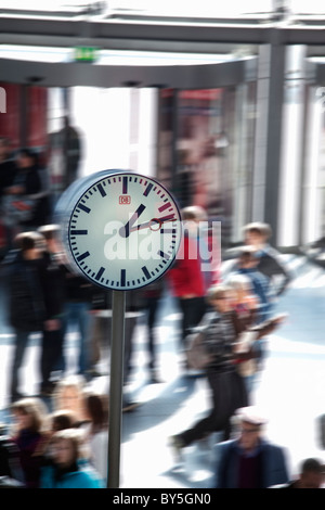 Allemagne, Berlin, Berlin Central Station, Lehrter Bahnhof, les navetteurs et réveil Banque D'Images