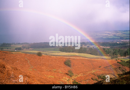 Arc-en-ciel sur hilside, Burley-en-Wharfedale, West Yorkshire, Royaume-Uni Banque D'Images