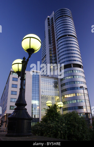 Bridgewater Place au crépuscule, le centre-ville de Leeds, Yorkshire, Angleterre Banque D'Images