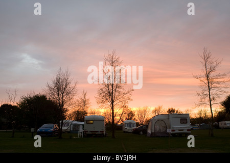 Coucher du soleil sur le Caravan Park à Cornwall Banque D'Images