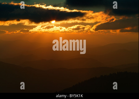 Les rayons du soleil et ciel orange au coucher du soleil vu de Clingman's Dome de Great Smoky Mountains National Park. Banque D'Images