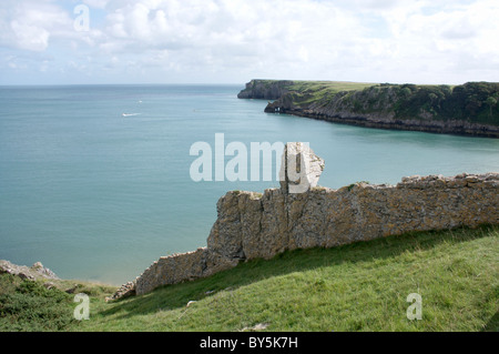 Ruine d'un mur de pierre par Barafundle Bay, Pembrokeshire Banque D'Images