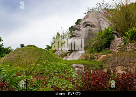 Tête sculptée, Géant Luoke Jinuo Jinuo (Shan), Jinghong, Xishuangbanna, Province du Yunnan, en République populaire de Chine. JMH4297 Banque D'Images