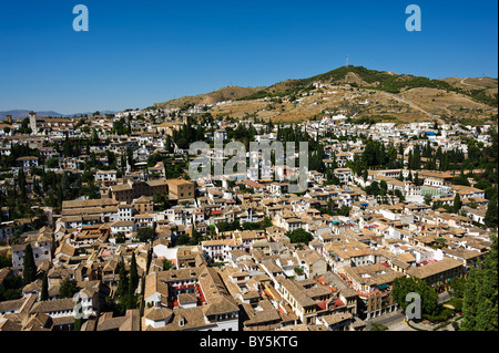 La vue fantastique de la ville de Grenade et l'Albaicin vu de la Plaza de los Aljibes à l'Alhambra, Espagne Banque D'Images