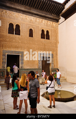 Les touristes d'admirer l'intérieur de le Mexuar à l'Alhambra à Grenade, Espagne, montrant l'architecture mauresque et fonctionnalités Banque D'Images