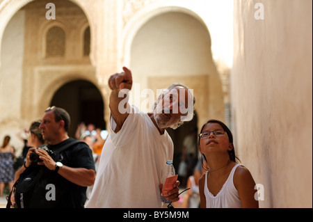 Les touristes d'admirer l'intérieur de le Mexuar à l'Alhambra à Grenade, Espagne, montrant l'architecture mauresque et fonctionnalités Banque D'Images