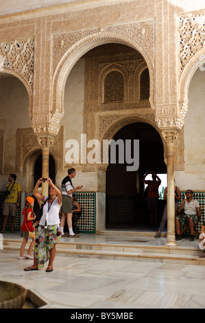 Les touristes d'admirer l'intérieur de le Mexuar à l'Alhambra à Grenade, Espagne, montrant l'architecture mauresque et fonctionnalités Banque D'Images