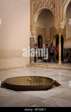 Les touristes d'admirer l'intérieur de le Mexuar à l'Alhambra à Grenade, Espagne, montrant l'architecture mauresque et fonctionnalités Banque D'Images