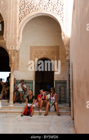 Les touristes d'admirer l'intérieur de le Mexuar à l'Alhambra à Grenade, Espagne, montrant l'architecture mauresque et fonctionnalités Banque D'Images