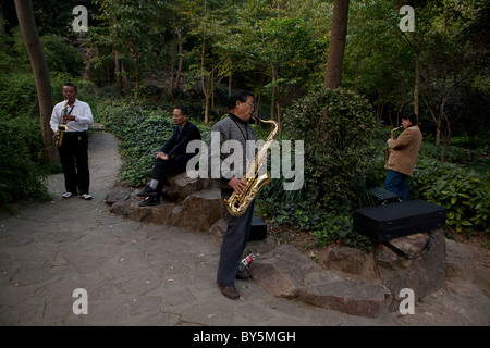 Groupe de 4 hommes jouant du saxophone à Luxon Park, Shanghai, Chine Banque D'Images