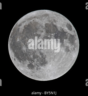 La pleine lune au dessus du sud de l'Angleterre en janvier 2011. Banque D'Images