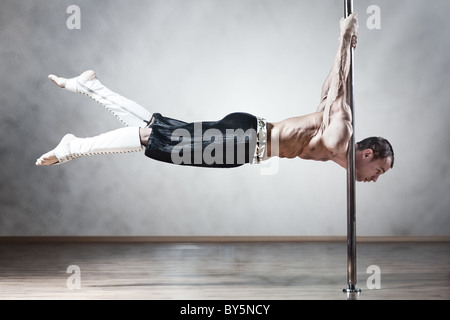 Les jeunes pole dance homme fort. Banque D'Images