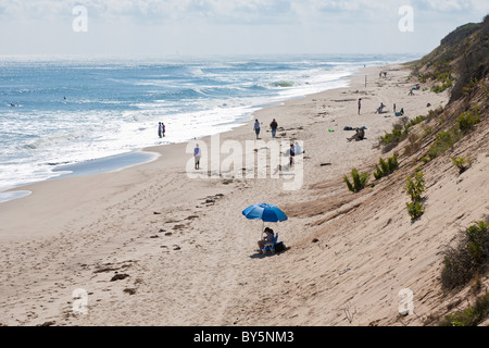 Les baigneurs et les promeneurs sur la plage de Nauset Light Beach dans Eastham, Massachusetts Banque D'Images