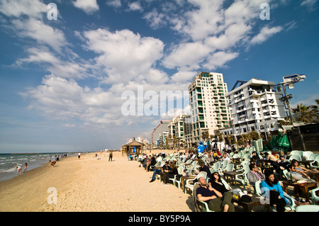 Profiter de la belle plage bondée à Tel Aviv lors d'une journée d'hiver ensoleillée étouffant. Banque D'Images