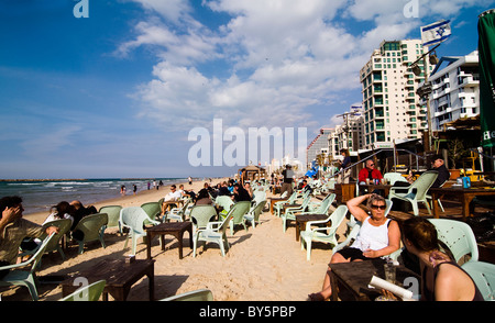 Profiter de la belle plage bondée à Tel Aviv lors d'une journée d'hiver ensoleillée étouffant. Banque D'Images