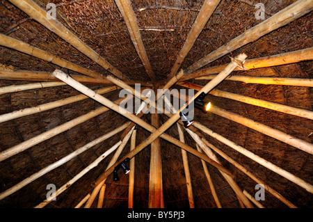 L'intérieur d'une hutte de terre style l'Afrique. Cape Town, Afrique du Sud. Banque D'Images