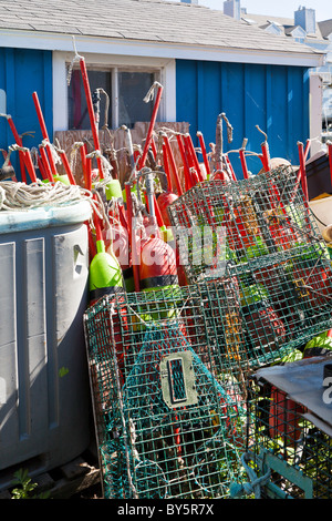 Casiers à homard empilés et de bouées sur le quai à Portland, Maine Banque D'Images