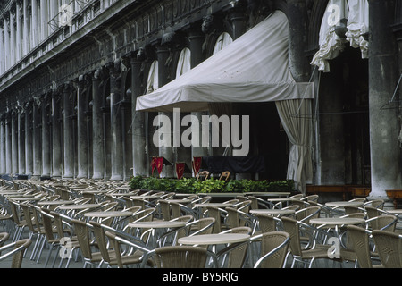 Tôt le matin dans un café de la Place Saint Marc, Venise, Italie Banque D'Images