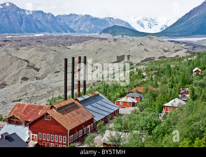 Glacier racine et Kennecott Copper Mine's Power Plant Banque D'Images