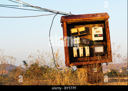 Boîte à fusibles dans la campagne de l'Inde rurale. L'Andhra Pradesh, Inde Banque D'Images