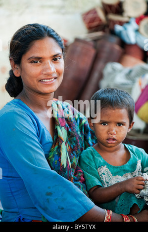 Smiling Indian mère et fille d'Utter Pradesh. Une famille de gens qui font des tambours pour vendre dans la rue Banque D'Images