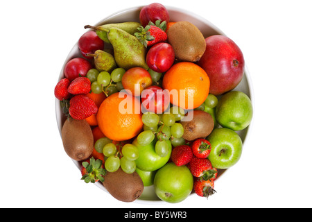 Photo d'une coupe de fruits frais isolé sur un fond blanc, tourné à partir de ci-dessus. Banque D'Images
