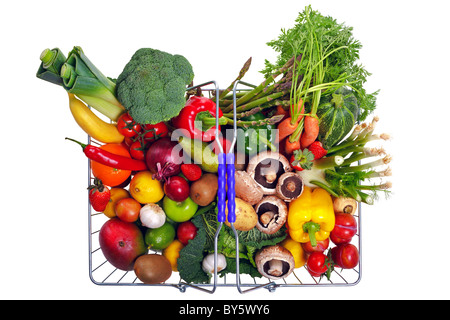 Photo d'un fil panier plein de fruits et légumes frais, tourné à partir de ci-dessus et isolé sur un fond blanc. Banque D'Images